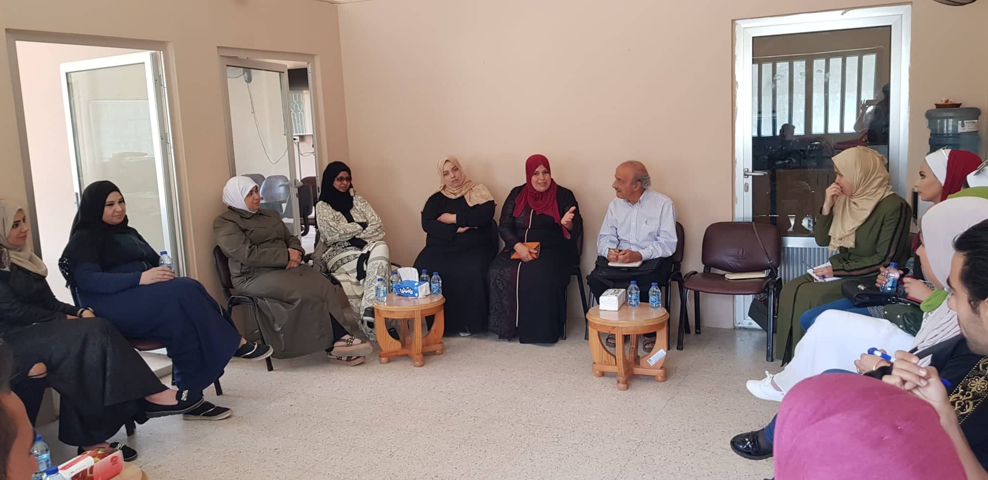 منير فاشة مع النساء في حيّ النزهة